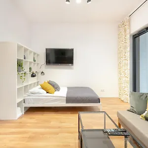 Cozy With Balcony And Free Garage By Renters Apartament